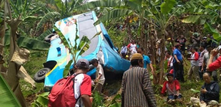 Warga berusaha mengevakuasi para korban laka bus pariwisata di jalur alternatif Cikidang - Palabuhanratu, Sukabumi, Sabtu (8/9/2018). Foto:detikcom