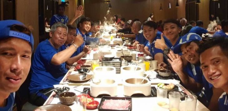 Skuat Maung Bandung makan bersama manajemen di salah satu restoran ala Jepang di kawasan Cisangkuy Kota Bandung. Foto:persibcoid