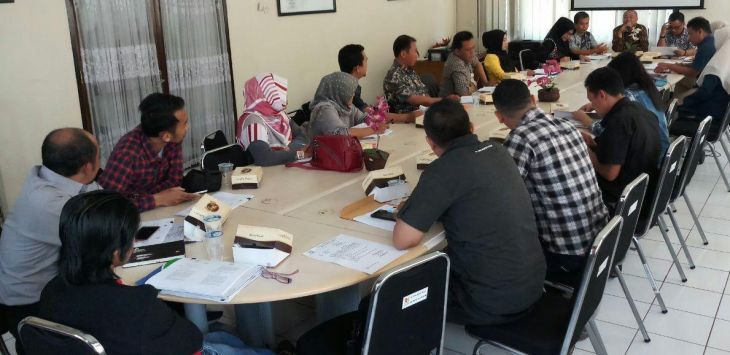 Kepala Dinas Tenaga Kerja Kabupaten Bandung, Rukmana memanggil 17 Perusahaan yang belum patuh mendaftarkan pekerjanya kedalam program Jaminan Kesehatan Nasional yang dikelola oleh BPJS Kesehatan.