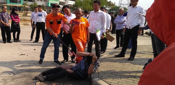 Rekonstruksi pengeroyokan suporter Persija Jakarta Haringga Sirla oleh oknum bobotoh di Stadion Gelora Bandung Lautan Api (GBLA). Foto: Azis Zulkhairil