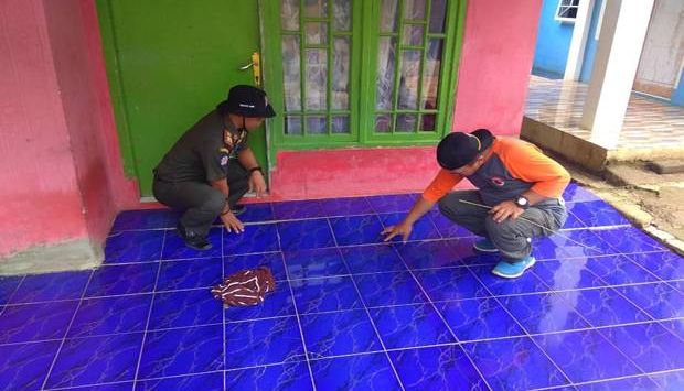 Warga memeriksa rumah warga Kampung Cisomang Hilir RW 1 dan RW 2, Desa Tenjolaut, Kecamatan Cikalongwetan, Kabupaten Bandung Barat (KBB) yang terancam ambles