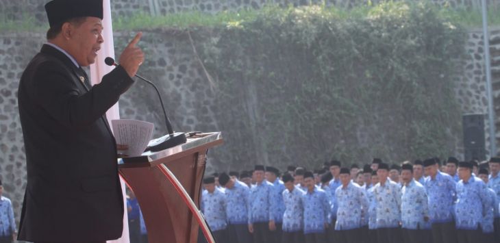 Bupati KBB, Aa Umbara Saat memimpin apel pagi di Kantor Pemerintah Kabupaten Bandung Barat. (Habibi/RADAR BANDUNG)