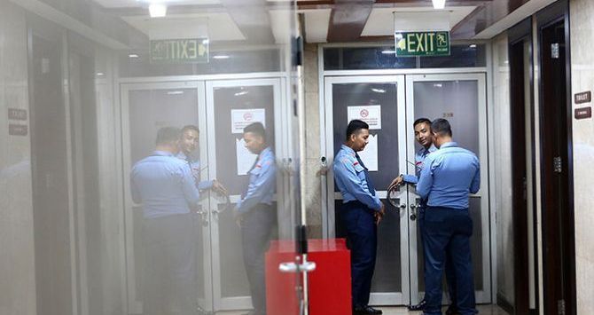 Anggota pengamanan dalam (Pamdal) DPR RI menjaga ruangan di lantai 13 Gedung Nusantara I, Senayan, Jakarta, Senin (15/10).