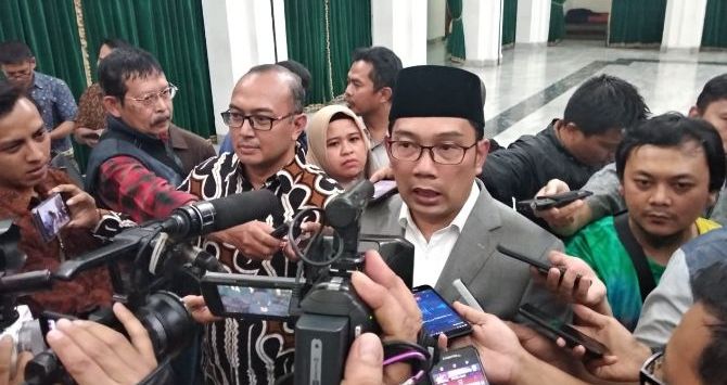 Gubernur Jawa Barat Ridwan Kamil menganjurkan Ratna Sarumpaet meminta maaf ke warga Bandung.