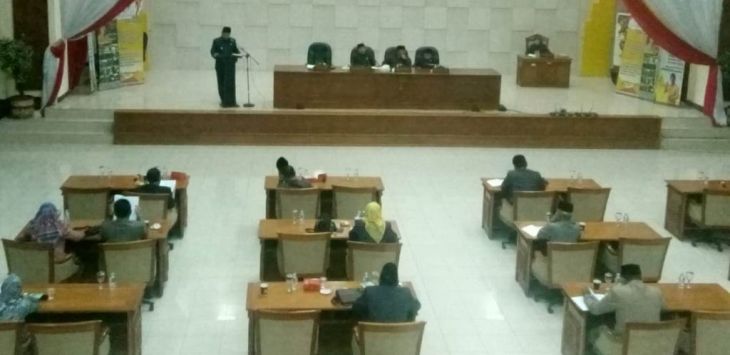 RAPAT PARIPURNA: Bupati Bandung H. Dadang M Naser, SH., S.Ip., M.Ip menyampaikan nota keuangan tentang Rancangan Peraturan Daerah Anggaran Pendapatan dan Belanja Daerah Kabupaten Bandung Tahun Anggaran 2019 pada Rapat Paripurna di Gedung Moh Toha, Rabu (31/10/2018).