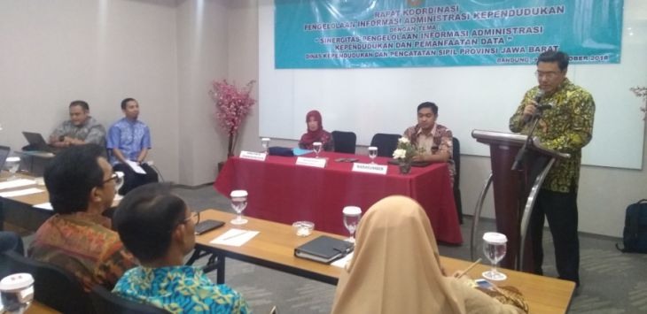 Pelaksana Tugas (PLT ) Disdukcapil Provinsi Jawa Barat, Hening Widiatmoko saat sambutan di Jalan Dr. Djunjunan, Kota Bandung, Selasa (9/10) (Azzis Zukhairil/Radar Bandung )