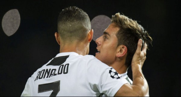 Paulo Dybala (kanan) mencetak satu-satunya gol dalam laga Manchester United vs Juventus