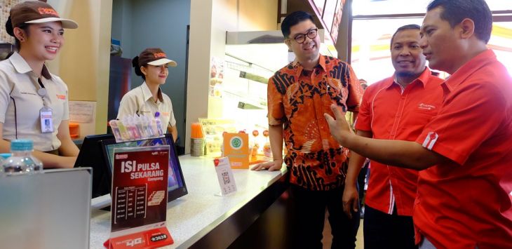 (Dari kanan) GM Sales Regional Jabar Telkomsel Agustiyono, VP Sales & Marketing Area Jabotabek Jabar Agus Mulyadi dan Direktur Operational Dunkin Donuts Bandung Billy Sindora saat launching kerjsa sama Telkomsel dan Dunkin Donut  di Gerai Dunkin Donut Jalan Buahbatu Bandung, Kamis (25/10). 