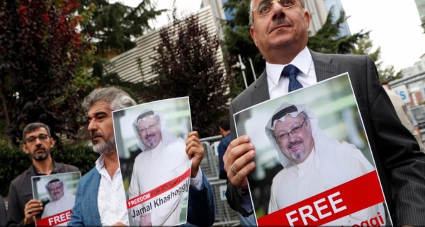 Aktivis HAM dan rekan-rekan Jamal Khashoggi menggelar demonstrasi di depan Konsulat Arab Saudi di Istambul, Senin (8/10). Foto: Reuters