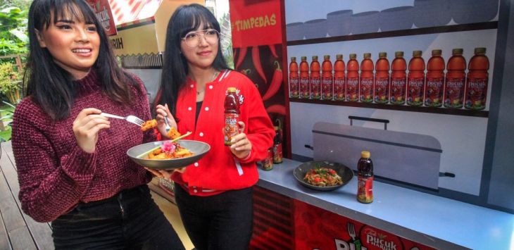 Food Vlogger, Magdalena bersama Debora Christiany, Brand Executive RTD Tea menunjukan salah satu makanan jelang acara Pucuk Coolinary Festival di Bandung, Kamis (25/10).  Lebih dari 100 tenant kuliner aneka rasa dari mulai khas Bandung dan berbagai daerah, akan dihelat pada 27-28 Oktober 2018 medatang di Lapangan Pussenif Bandung.