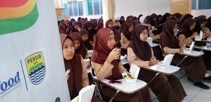 Para siswi SMPN 1 Soreang menyantap Indomie goreng saat Indomie Goes to School dengan tema ‘sebarkan sepiring semangat’ di SMPN 1 Soreang, Sabtu (20/10/2018).Foto:Azam Munawar/Radar Bandung/Pojokbandung 