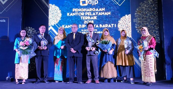 Kakanwil DJP Jabar I Yoyok Satiotomo bersama para pemenang penilaian KPP Terbaik di  Kanwil DJP Jabar I. 