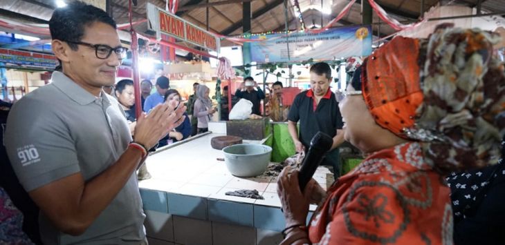 Sandiaga Uno (kiri) berdialog dengan salah satu pedagang di Pasar Cihapit, Kota Bandung, Rabu (17/10). Murwani