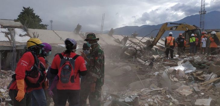 Suasana tim Siaga Bencana TERRA  (Telkomsel Emergency Response & Recovery Activity) saat melakukan bantuan pasca bencana gempa yang terjadi di Sulawesi Tengah. PT Telkom Indonesia (Persero) Tbk (TelkomGroup) telah berhasil melakukan pemulihan 80% site layanan seluler. Sebelumnya,  jaringan backbone Telkom rute Palu – Donggala – Makassar dan rute Palu – Parigi – Manado sudah pulih 100% beberapa hari yang lalu. TelkomGroup mengerahkan ratusan tenaga teknis terlatih, memobilisasi mobile genset dan mobile BTS.