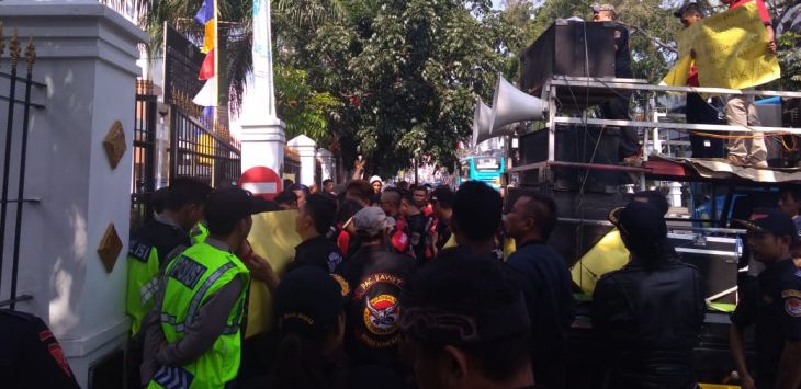 Ratusan masa Ormas Manggala Garuda Putih berunjuk rasa di Kantor Pelayanan Kekayaan Negara dan Lelang (KPKNL) Bandung, pada Jumat (26/10/2018).