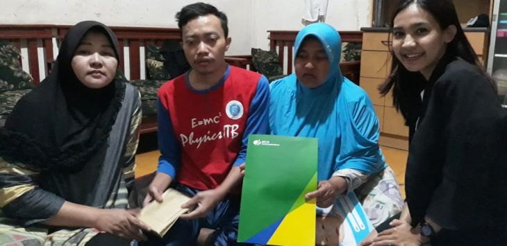 Perwakilan BPJS Ketenagakerjaan Bandung Suci saat menyerahkan klaim kepada peserta, Sandi Supriatna (29) yang didampingi keluarganya.