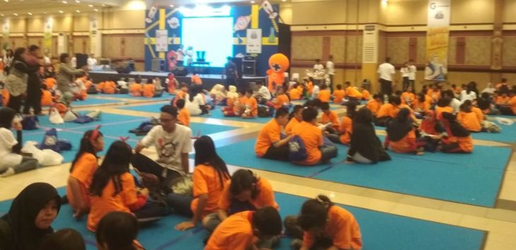 Ratusan siswa sd yang terbagi menjadi 23 tim saat sedang melakukan eksperimen di acara 'Science Day' di di Graha Manggala Siliwangi.