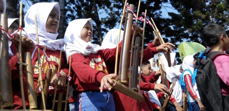 1.000 siswa dari 25 SD se-Bandung raya kompak memainkan alat musik angklung di CFD, Dago dalam rangka HUT ke-30 Purwa Caraka Music Studio, Minggu (30/9). ( Foto : Asep Rahmat )