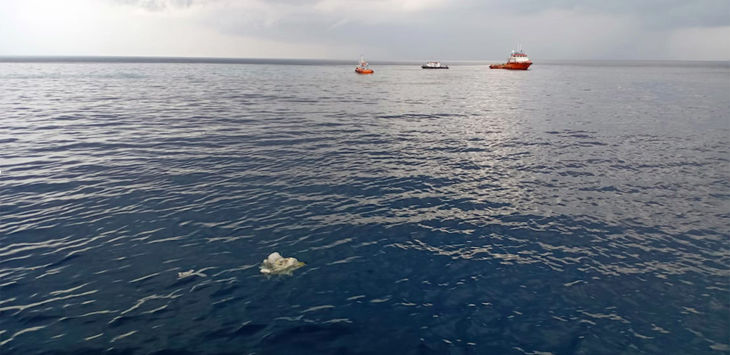 Barang penumpang pesawat Lion Air jatuh di laut