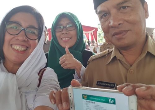 Kepala BPJS Kesehatan Cabang Soreang Irmajanti mensosialisasikan aplikasi Mobile JKN dengan berbagai manfaat pada fitur-fiturnya seperti KIS Digital kepada Bupati Kabupaten Bandung Dadang Naser.