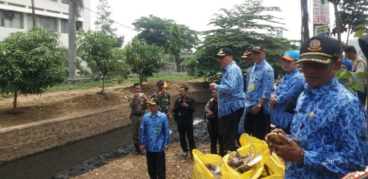 Walikota Bandung Oded M Danial meninjau pengerukan sungan Cinambo Lama, Gedebage bersama DPU Kota Bandung. Murwani.