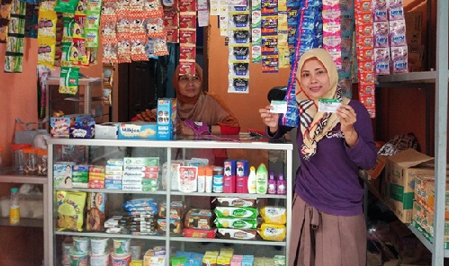 Eneng Sri Wulan (31) pedagang warung di Jalan Sukamenak, Kabupaten Bandung adalah peserta JKN-KIS yang giat membayar iuran JKN-KIS setiap bulannya. 