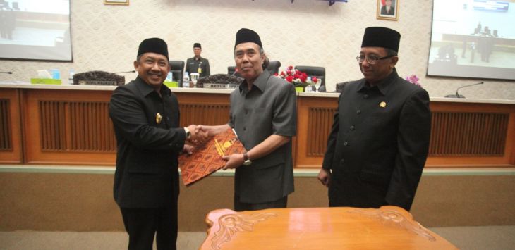 Ketua DPRD Kota Bandung, Isa Subagja didampingi 
Wakil Ketua dua DPRD Kota Bandung, Haru Suandharu berjabat tangan dengan Wakil Walikota Bandung, Yana Mulyana usai Sidang Paripurna di Gedung DPRD, Kota Bandung, Jalan Sukabumi, Kota Bandung. 
