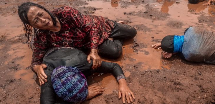 Warga keluraran Cipageran Kota Cimahi meronta meminta pertolongan saat terjadi bencana. WHISNU PRADANA/RADAR BANDUNG