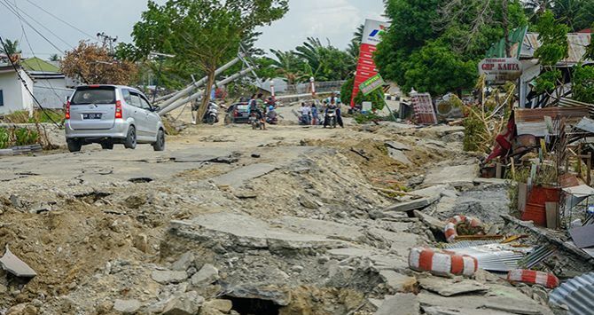 Kondisi kerusakan jalan Trans Sulawesi di kawasan Sigi, Sulteng. 