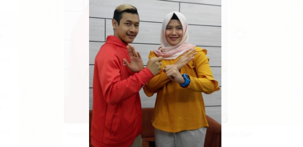 FOTO BERSAMA: Hanifan Yudani Kusuma saat berfoto bersama istri, Pipiet Kamelia. (foto : ASEP RAHMAT)