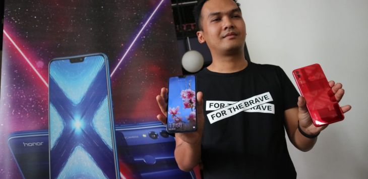 Permana Arya, Public Relations Manager Honor Indonesia menunjukkan Honor 8X yang rencananya akan dirilis awal November ini.