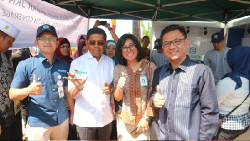 Menteri Sosial Idrus Marham berfoto bersama Kepala BPJS Kesehatan Cabang Soreang Irmajanti Lande Batara menyosialisasikan kartu JKN-KIS