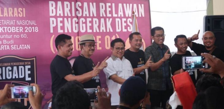 Pembina Umum Brigade 01 Muhaimin Iskandar alias Cak Imin bersama Komandan Barisan Relawan Penggerak Desa (Brigade 01), Syaiful Huda Syafii, dan jajaran Brigade 01 saat Deklarasi Brigade 01 untuk Join (Jokowi-Ma'ruf Amin), di Sekretariat Brigade 01, Jalan Guntur 60 Jakarta Selatan, belum lama ini. Foto:Istimewa.