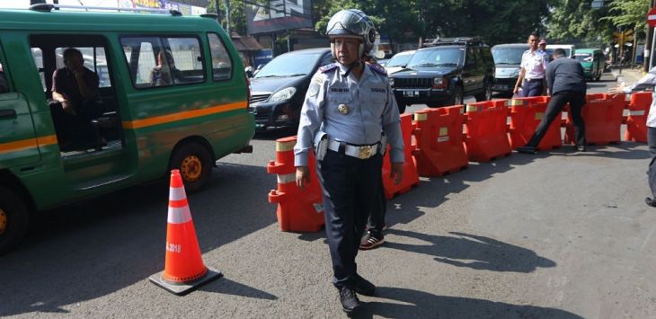 Wakil Walikota Bandung Yana Mulyana memantau rekayasa jalan di Kota Bandung.