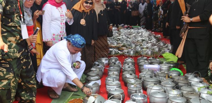 Bupati Bandung Barat Aa Umbara saat akan mencicipi liwet untuk memecahkan rekor Muri.