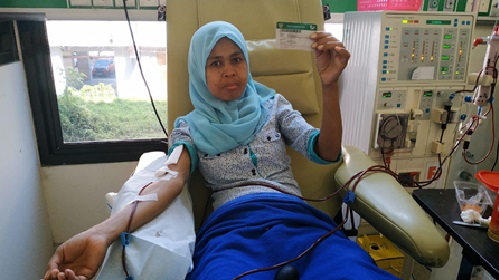 Heni Hartini (46) Warga Kecamatan Baleendah, Kabupaten Bandung menunjukkan kartu JKN-KIS