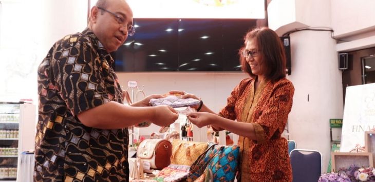 Kepala Kanwil DJP Jabar I Yoyok Satiotomo (kiri) membeli salah satu produk stand UMKM di acara UMKM Award di BEC Bandung, Jumat (19/10).