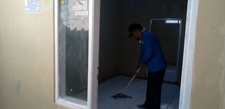 MEMBERSIHKAN: Seorang Camat sedang membersihkan ruangan di rumah Enjoh, warga RW 01, Kelurahan Mengger, Kecamatan Bandung Kidul, Kota Bandung, Jumat (23/11/2018). 
(Foto : MURWANI/ RADAR BANDUNG )