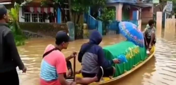 Ilustrasi warga antar jenazah pakai perahu saat banjir