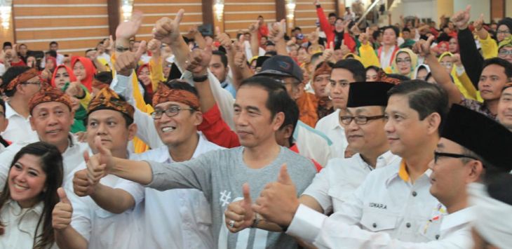 JEMPOL: Calon Presiden nomor urut 1, Joko Widodo namp berfoto bersama dengan sejumlah pengurus TKD Jawa Barat dengan mengacungkan jempol sebagai simbol nomor 01. (foto : NIDA KHAIRIYYAH/POJOK BANDUNG) 