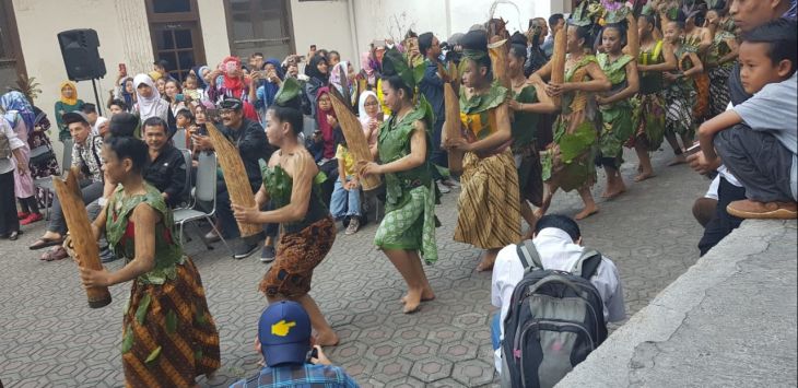 Tarian ambu lengser pecahkan rekor muri di CFD Dago