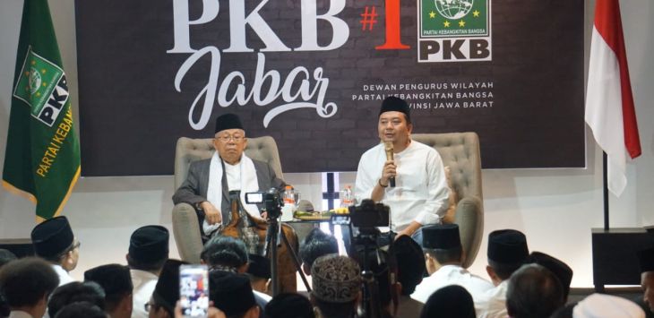 Cawapres no 01 KH.Ma'ruf Amin didampingi Ketua DPW PKB Jabar,Syaiful Huda saat acara Mujahadah Cinta untuk Para Jomblo di Kantor DPW PKB Jabar, Jalan KH.Ahmad Dahlan Kota Bandung,Minggu (11/11/2018).