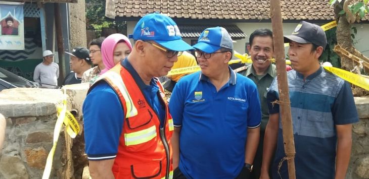 Walikota Bandung Oded M Danial saat meninjau lokasi pegangan jembatan runtuh.