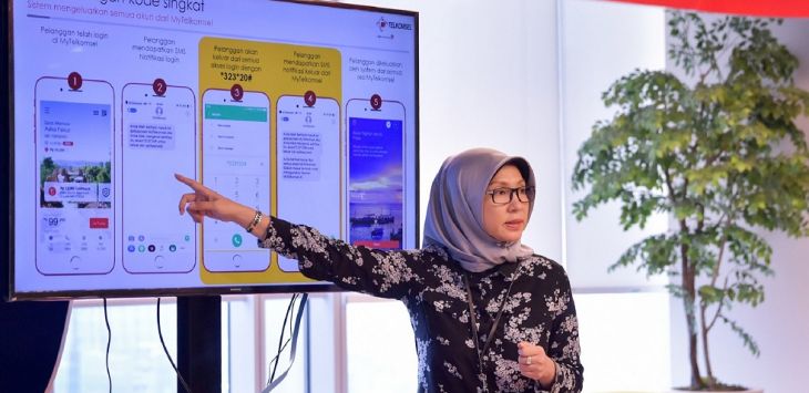 Vice President Digital Experience & Business Insight Telkomsel Tuty R Afriza menyampaikan paparan mengenai wapada penipuan yang mengatasnamakan Telkomsel di Jakarta, (6/11).