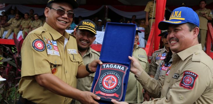 DUKUNGAN: Dirjen Perlindungan dan Jaminan Sosial Kemensos RI, Harry Hikmat menyerahkan bantuam dan dukungan kepada Tagana Provinsi Kalbar melalui Wakil Gubernur Kalbar.