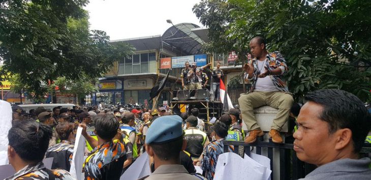 DEMO: Ratusan massa LSM GMBI saat demo di kantor BPK RI.