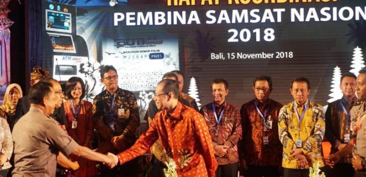 LAYANAN : Direktur Utama bank bjb Ahmad Irfan saat penandatanganan naskah MoU e-Samsat Online Nasional, di Kuta, Bali, Kamis (15/11).Inovasi pelayanan pembayaran pajak kendaraan bermotor melalui melalui produk perbankan diapresiasi Kapolri. (ist)