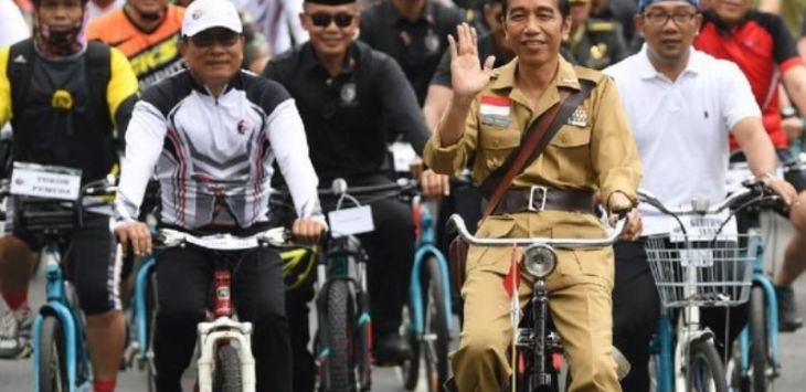 Gunakan seragam veteran perang, Presiden Jokowi goes sepeda ontel di Bandung Lautan Sepeda.