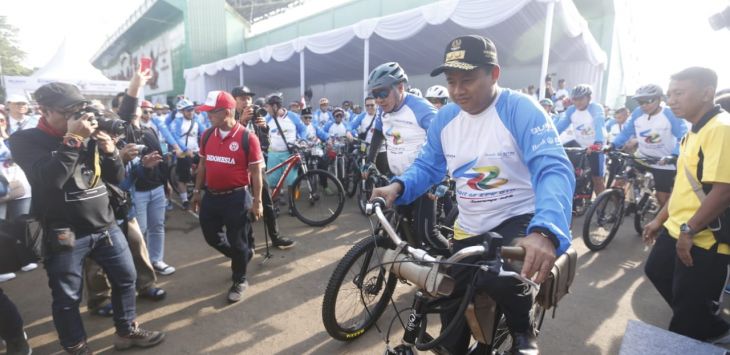 Direktur Utama PT Bank Tabungan Negara (Persero) Tbk Maryono (kiri) bersama Wagub Jabar (kanan) ikut memeriahkan acara Gowes Spirit of KPR BTN di Stadion Siliwangi, Bandung Sabtu (24/11)/2018.