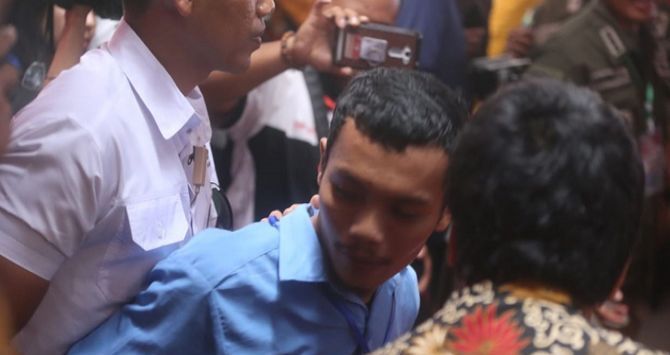 Salah seorang pelajar Muhammadiyah asal Palu yang diamankan paspampres saat berusaha mendekati Presiden Jokowi pada pembukaan Muktamar ke-21 Ikatan Pelajar Muhammadiyah. 